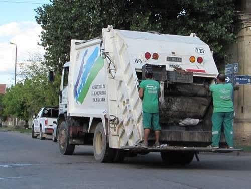 Proponen prohibir que operarios viajen en los estribos de camiones