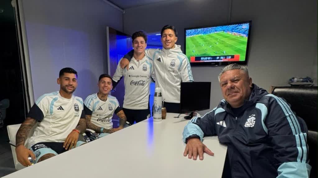 Claudio Tapia comparte una cábala con cuatro referentes de la Selección