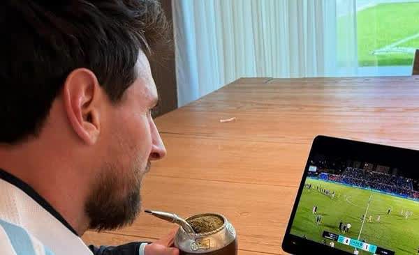 Lionel Messi sigue la goleada del Eldense desde una notebook