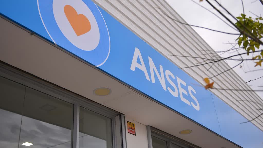 ANSES paga jubilaciones mínimas y asignaciones con DNI en 6