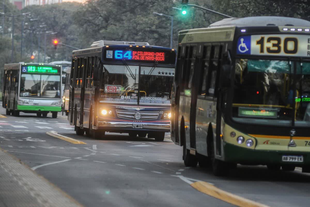 Cámaras empresarias recortan el servicio de 104 líneas de colectivos