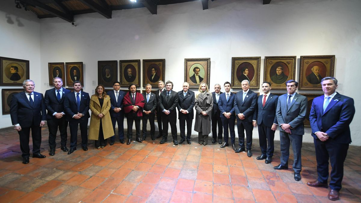 Javier Milei viaja a Francia con trece gobernadores aliados