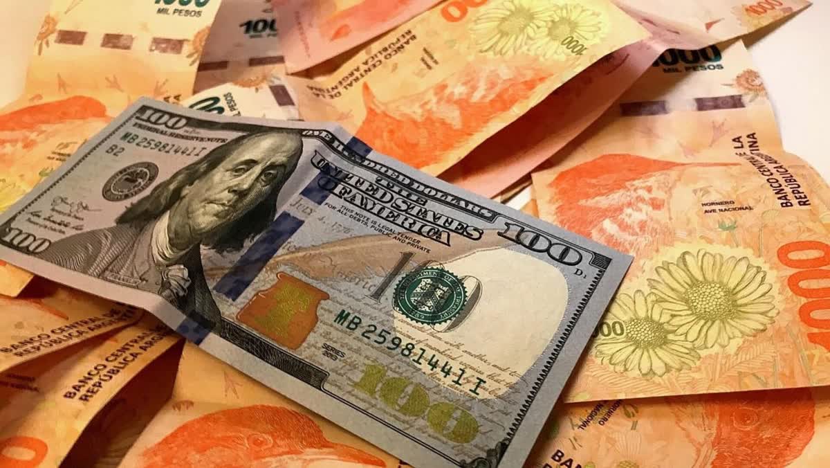 El dólar oficial abre a 1550 pesos y el riesgo país llega a 707 puntos