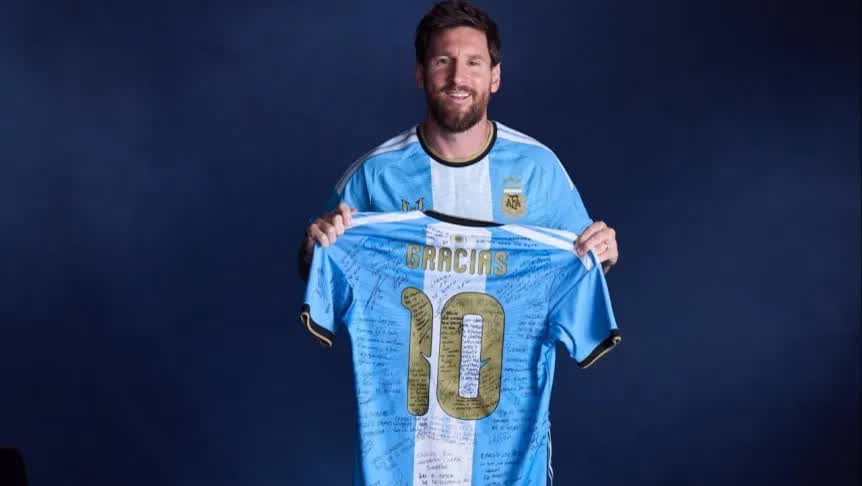 Compañeros de la Selección revelan los mensajes en la última camiseta de Lionel Messi