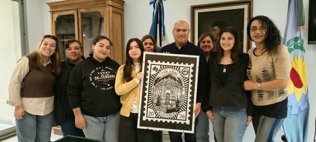 Estudiantes de la Escuela de Arte entregan una obra al Municipio
