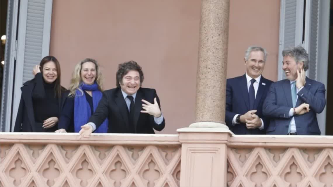 Javier Milei hace el gesto viral six-seven en la Casa Rosada