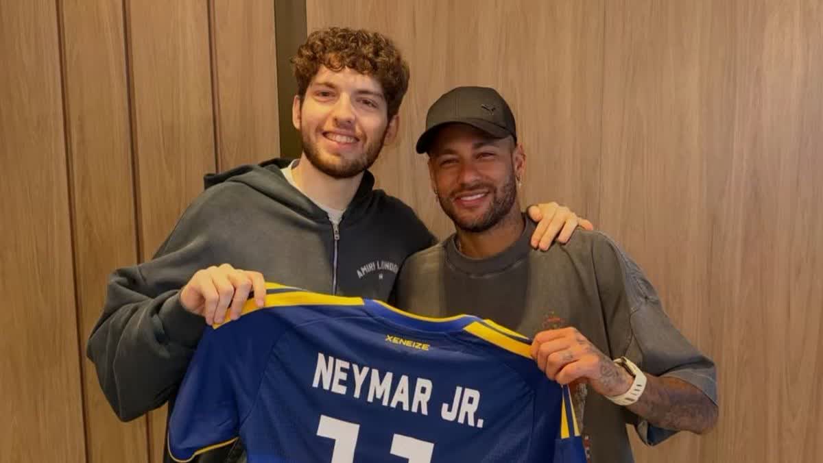 Davoo Xeneize conoce a Neymar y le regala una camiseta de Boca