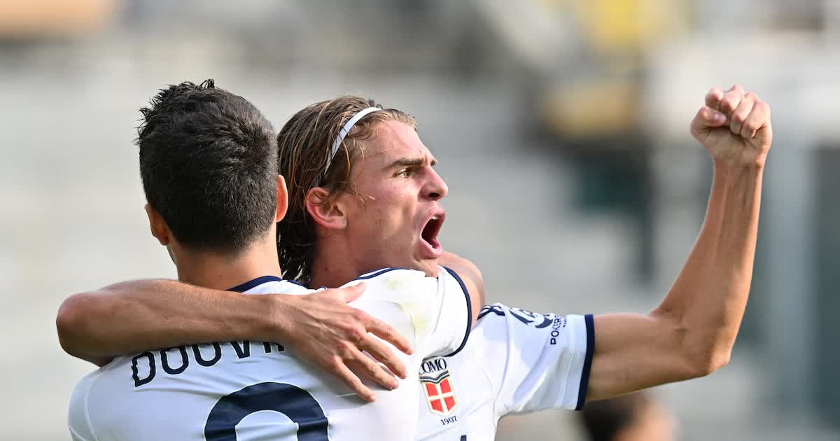Nico Paz anota un golazo para Como ante Manchester United por la Champions League