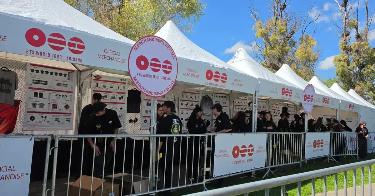 Abre el puesto de merchandising de BTS en La Plata
