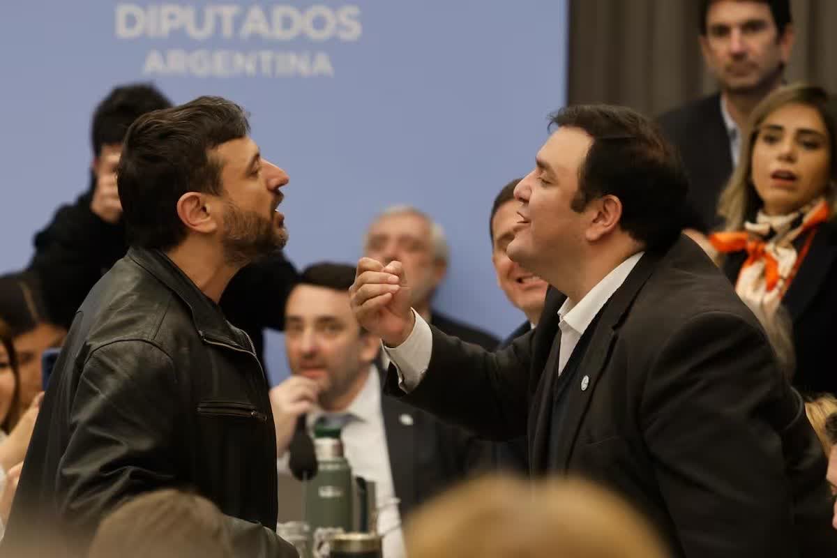 Juan Grabois discute a los gritos con legisladores en el plenario