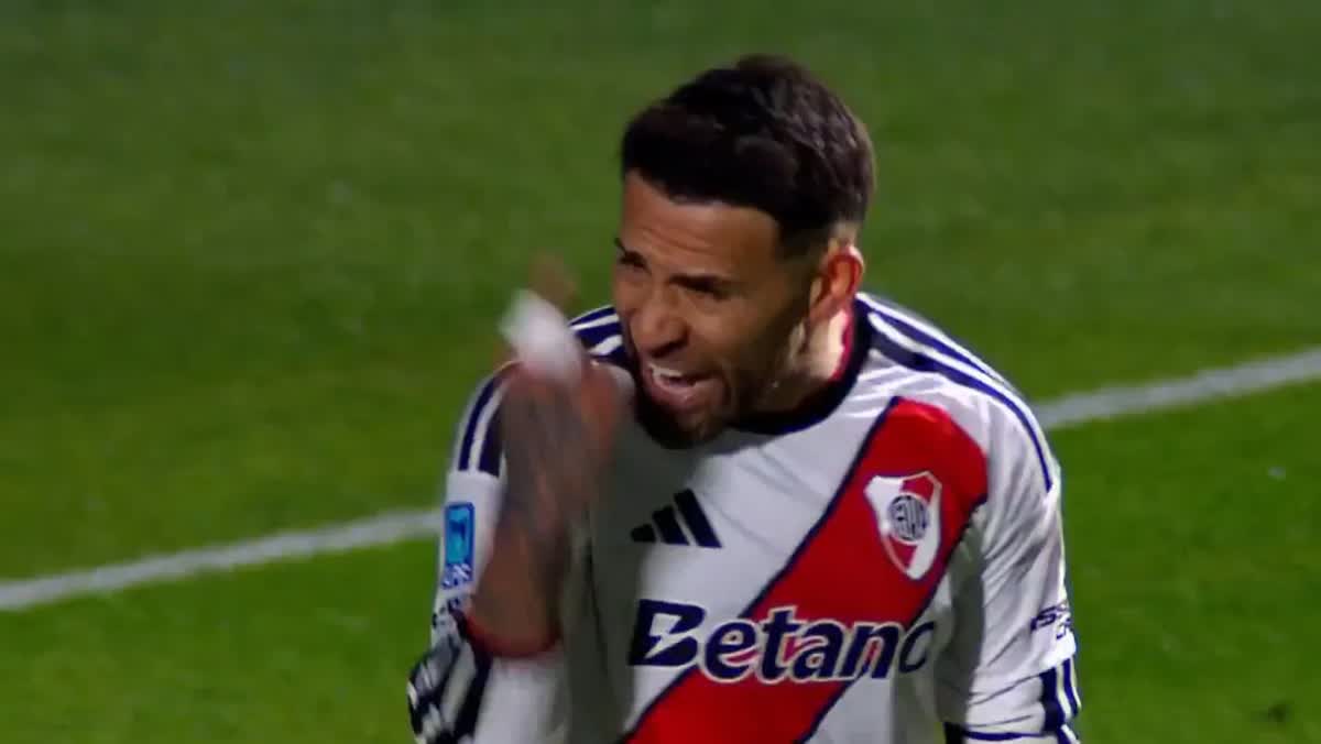 Nicolás Otamendi recrimina a Santiago Beltrán en el empate de River