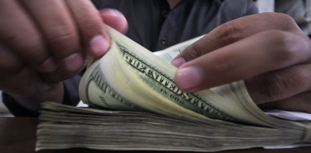 El dólar blue opera a $1575 y el oficial cotiza a $1560 en la plaza cambiaria
