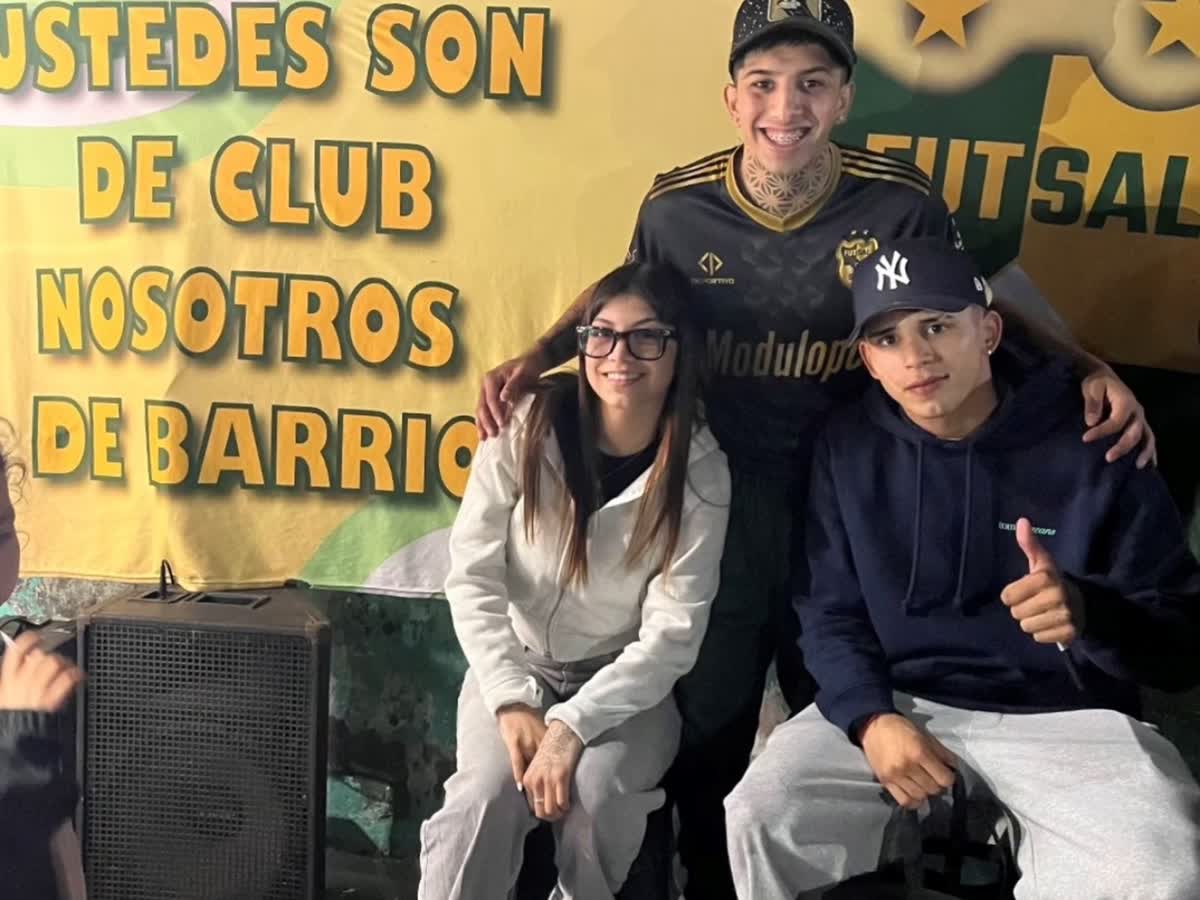 Leonel Flores visita un club de barrio para donar comida