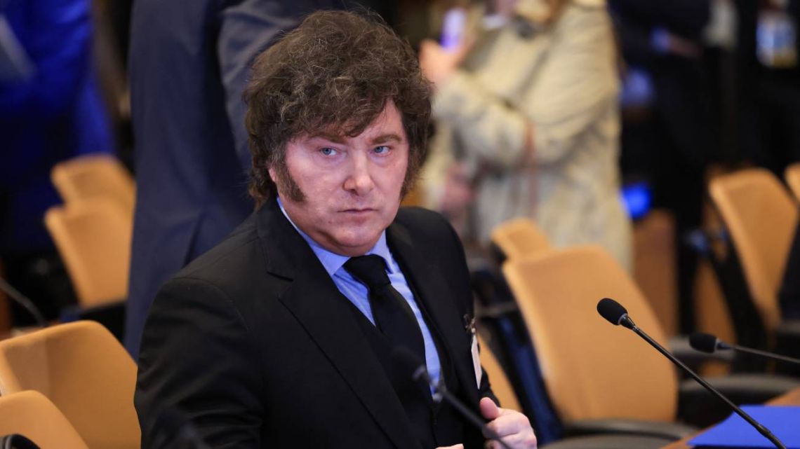 Cae la confianza en el Gobierno e iguala la peor medición de la era Milei
