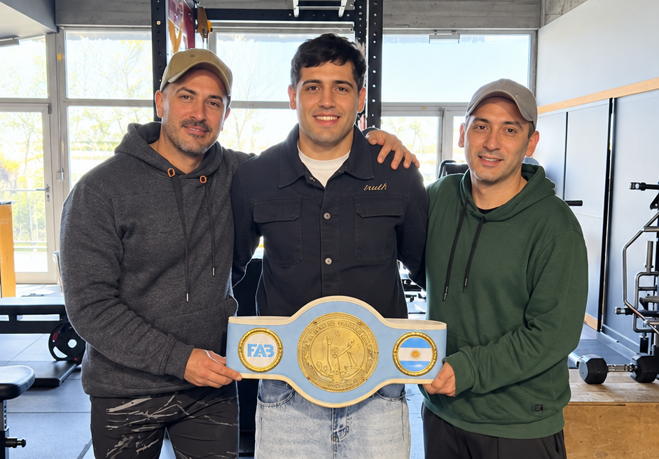 Kevin Gómez presenta su título argentino en el gimnasio