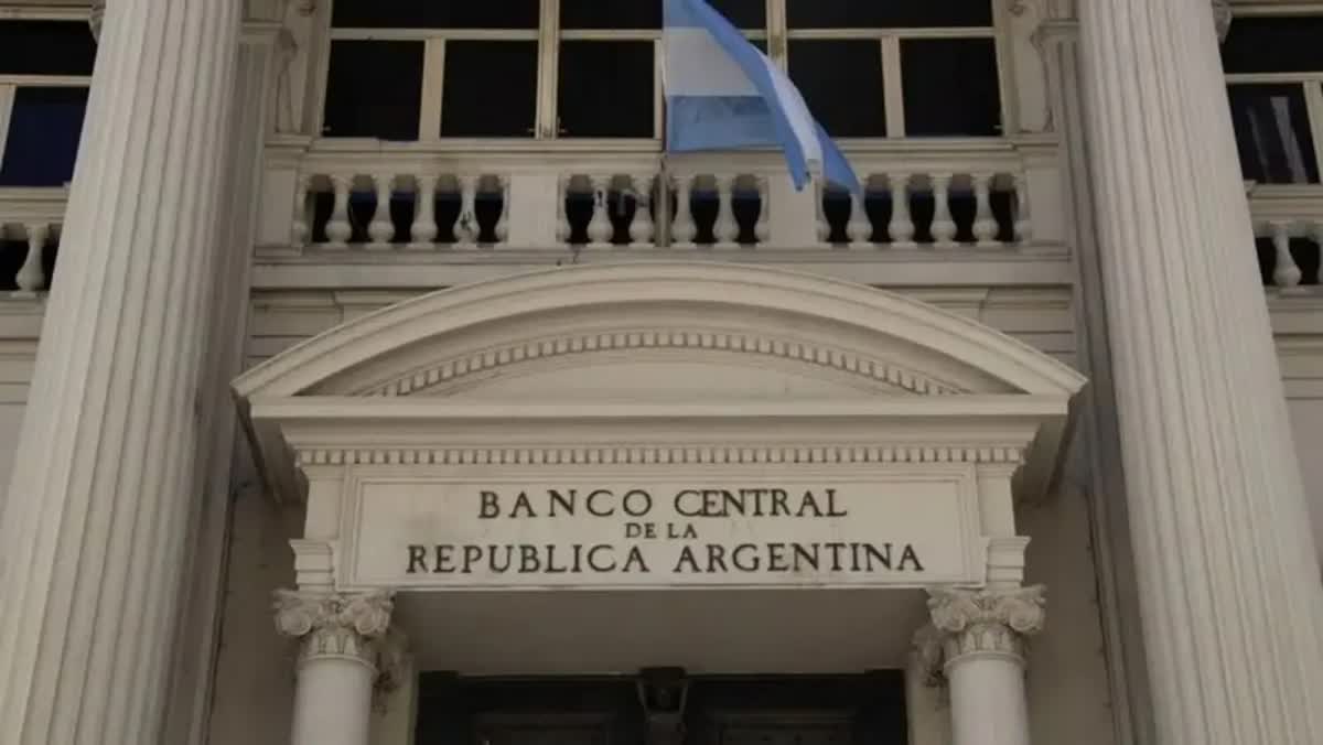El Banco Central compra dólares pero las reservas caen