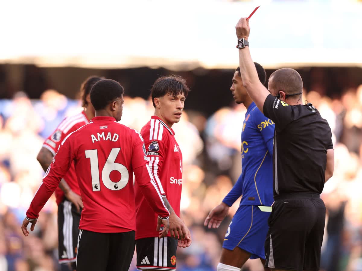 Chelsea vence 2 a 0 al Manchester United y Lisandro Martínez ve la roja