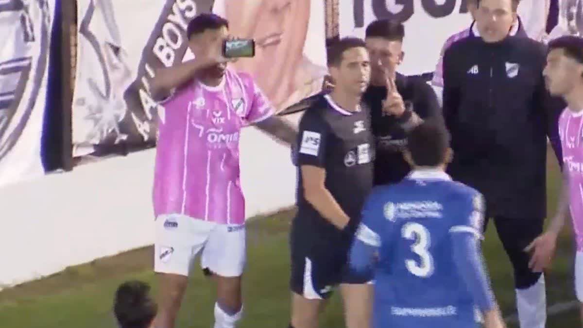 Nicolás Lamolina anula un penal tras chequear un celular