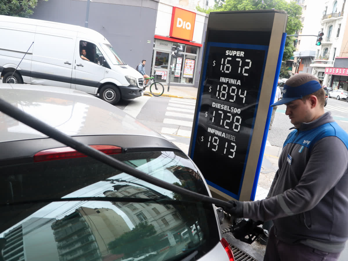 El Gobierno posterga hasta diciembre la suba del impuesto a los combustibles