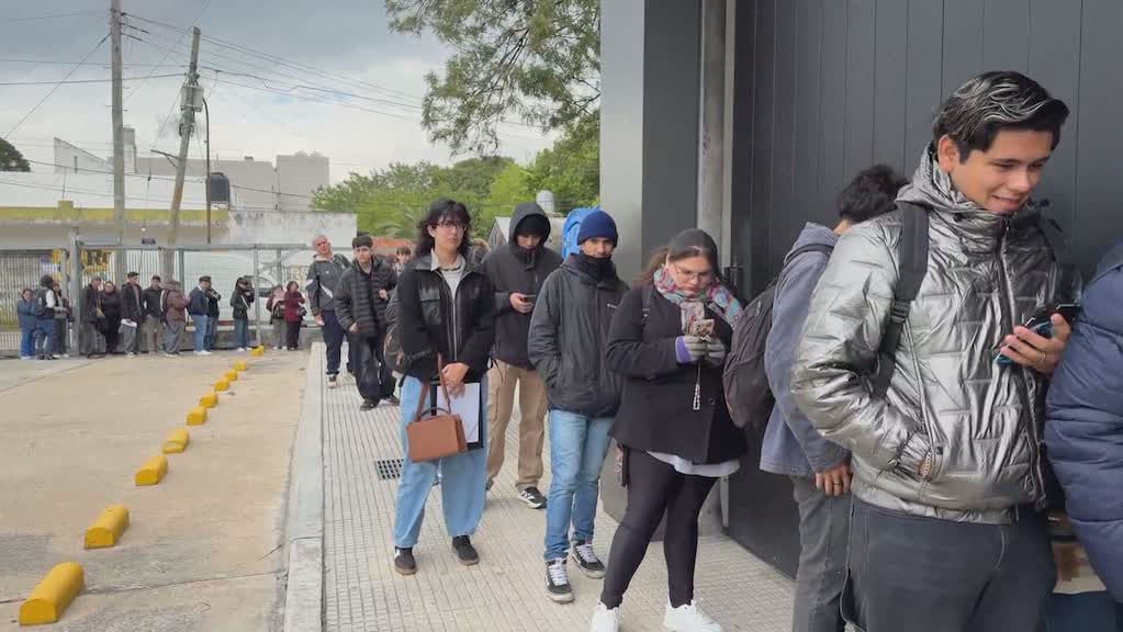 Cientos de personas hacen diez cuadras de fila por cinco puestos en Moreno