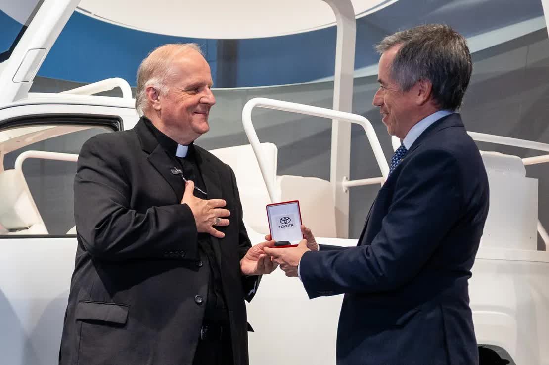 Toyota presenta en Buenos Aires el papamóvil que usará León XIV