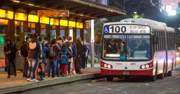 El Gobierno aumenta los subsidios al transporte para evitar cortes