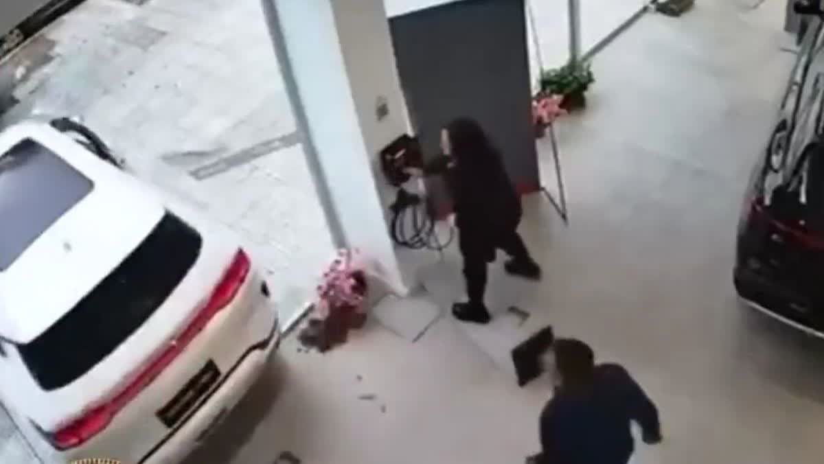 Cliente choca con un auto eléctrico y rompe la vidriera de una concesionaria porteña