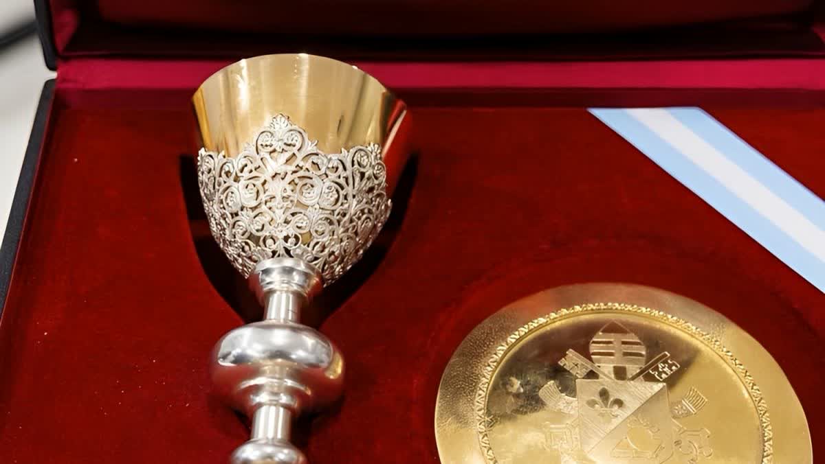 Juan Carlos Pallarols muestra el cáliz destinado al papa León XIV
