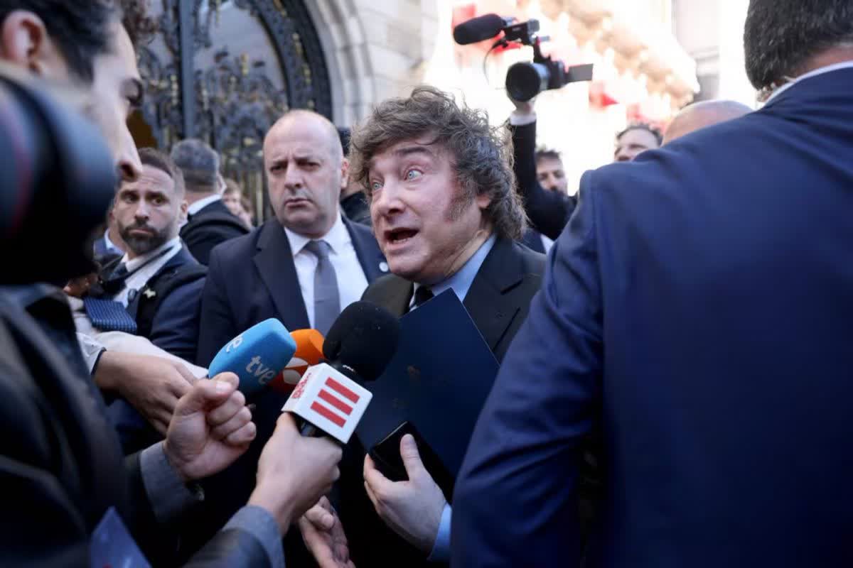Javier Milei agrede a una periodista española en Madrid