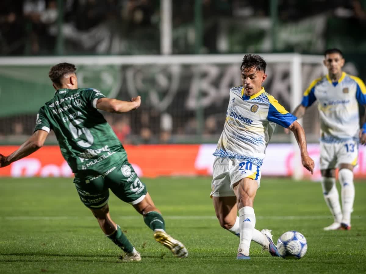 Rosario Central vence 2 a 1 a Sarmiento y trepa a la cima anual