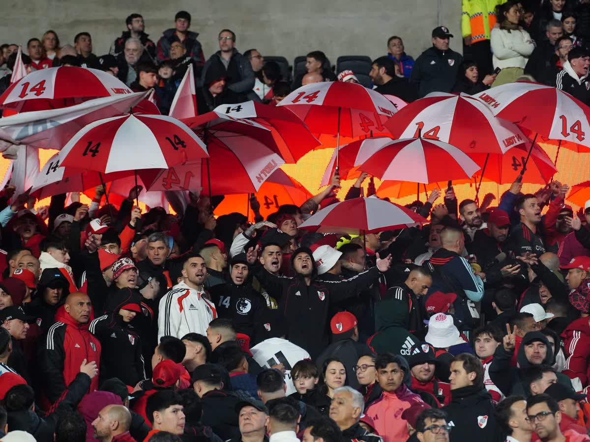 Hinchas de River insultan a Claudio Tapia en el estadio Monumental