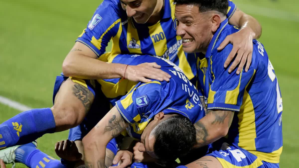 Rosario Central vence 2 a 0 a Huracán y lidera la tabla anual