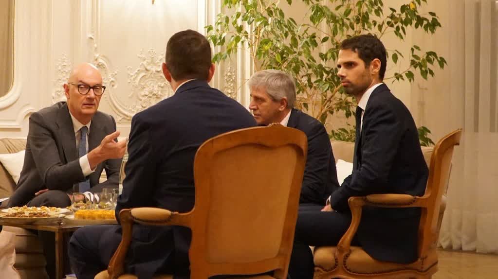 Luis Caputo se reúne con el ministro de Economía de Francia en París