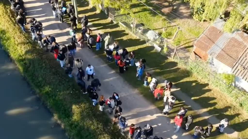 Más de diez cuadras de fila en Ezeiza por cuarenta puestos en un mayorista