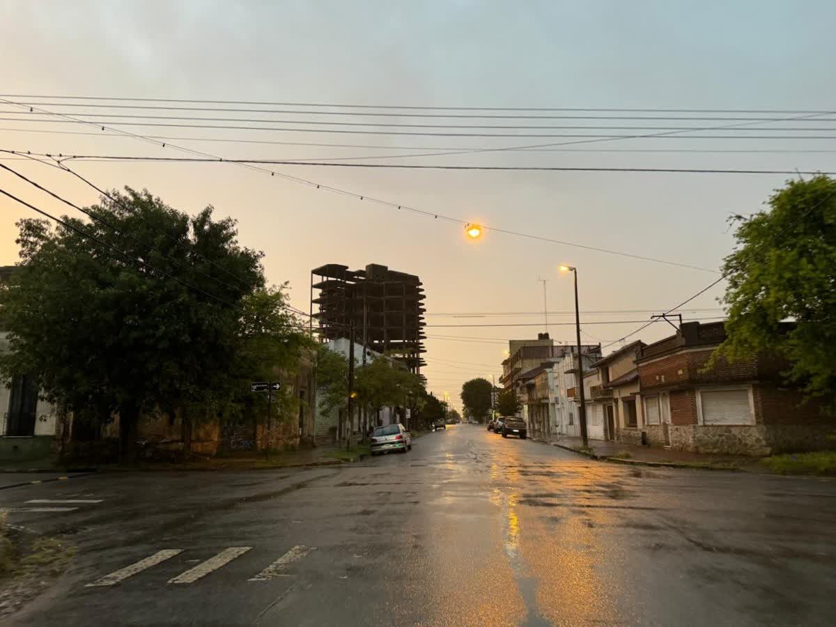 El clima muestra cielo nublado y posibles lluvias débiles