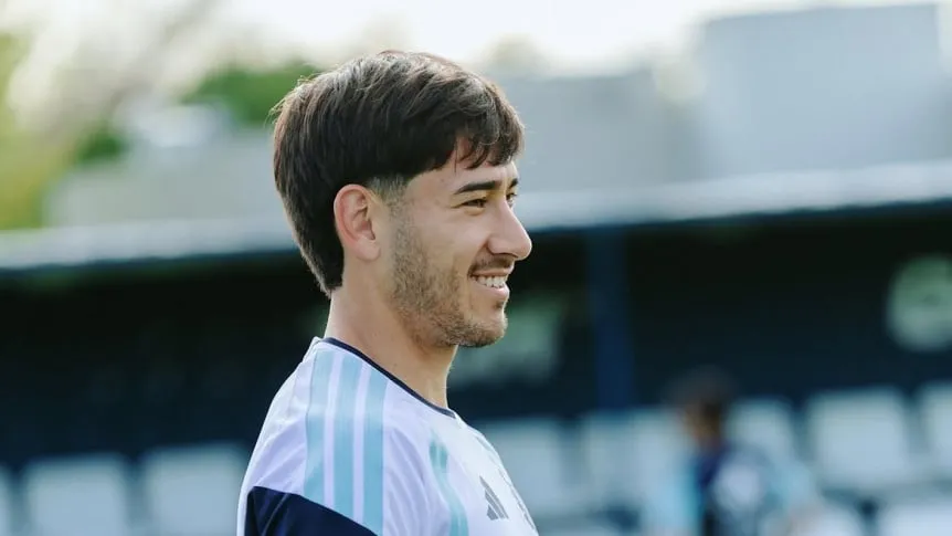 Román Vega sorprende como titular en la Selección Argentina