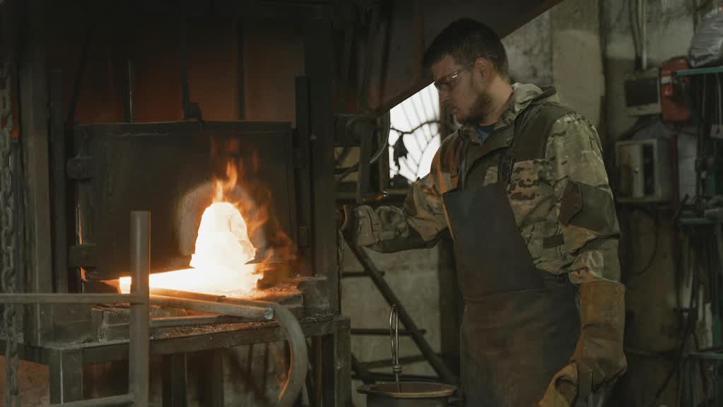 La industria y la construcción suben contra julio pero caen en el año