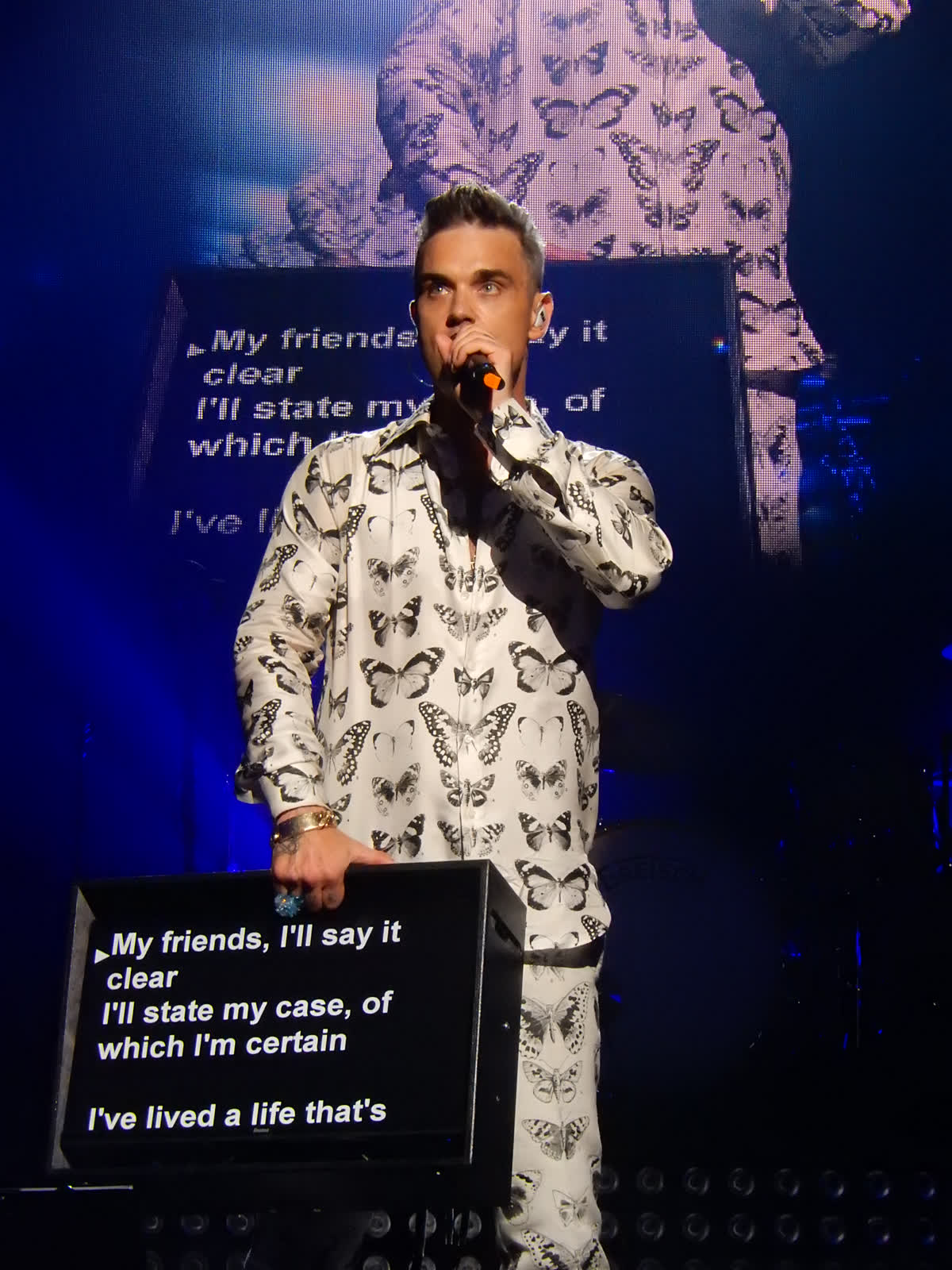 Un balcarceño le propone casamiento a su pareja con Robbie Williams en el escenario