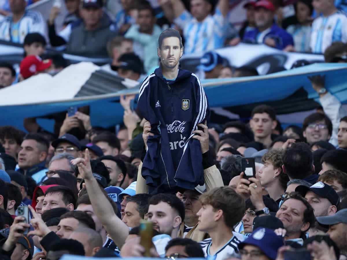 Hinchas insultan a Claudio Tapia en la despedida de Lionel Messi